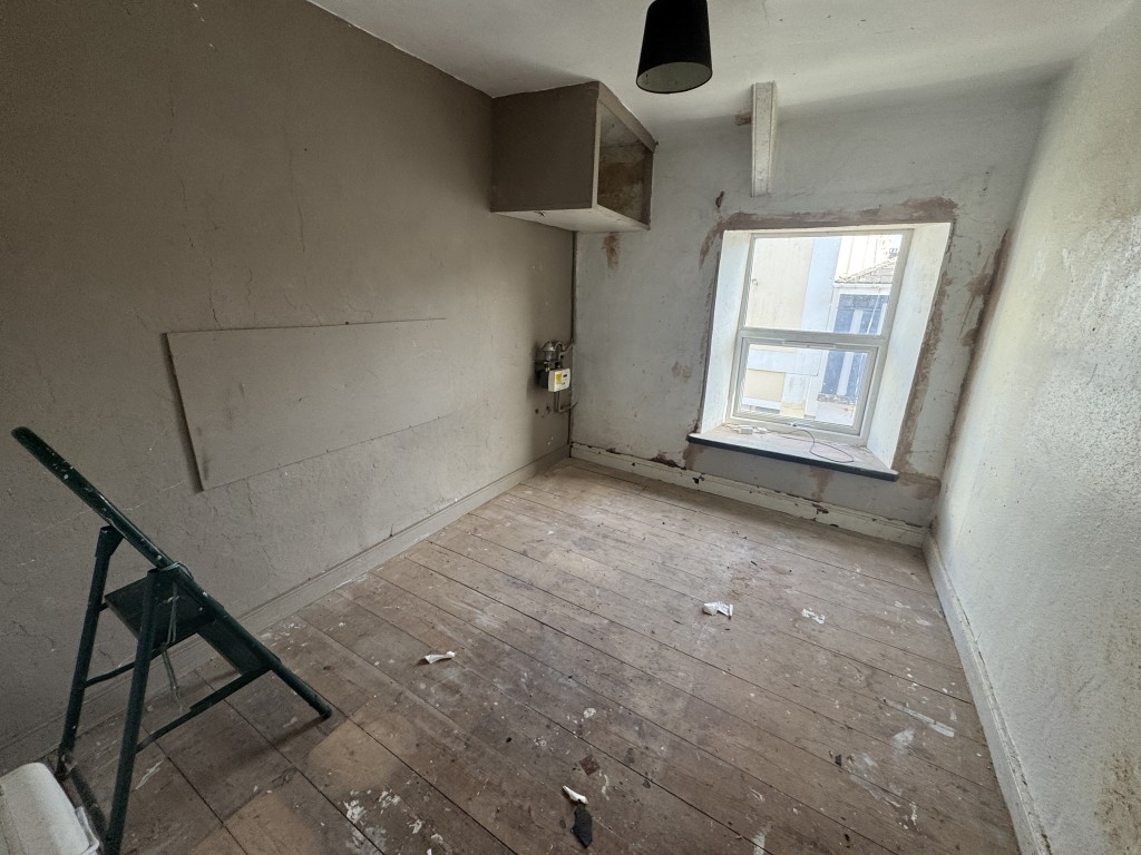 Lot: 64 - MIXED USE OPPORTUNITY IN NEED OF IMPROVEMENT IN A POPULAR AREA - Bedroom two